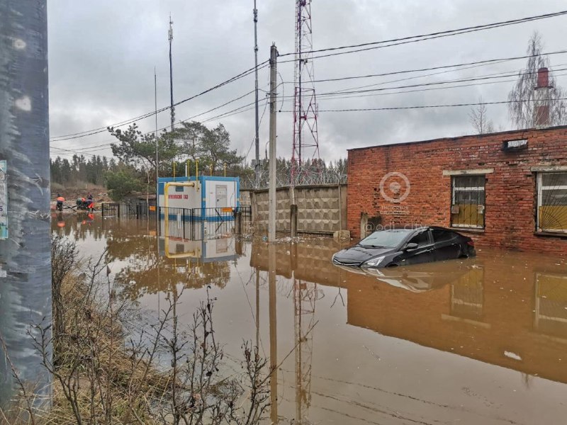 Припаркованные машины затопило в Одинцово
