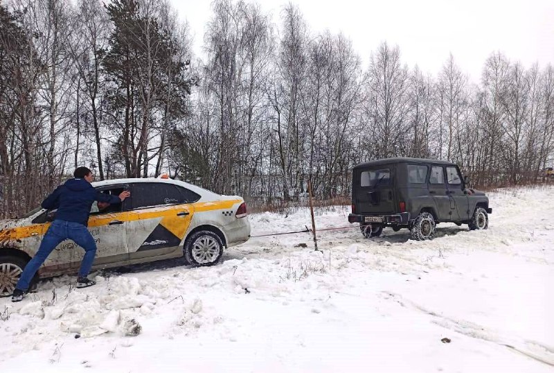 ДТП в Щелково — лесничие вытащили такси 04.03.2023
