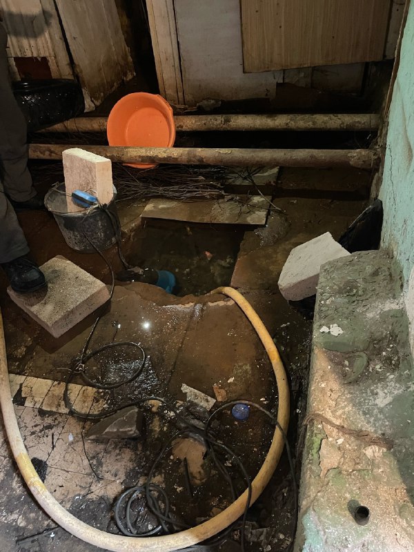 Горячая вода бьет из-под земли в подвале Химок