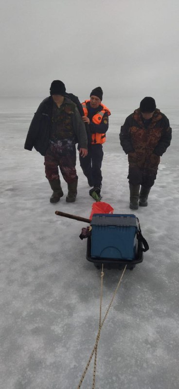 Двое рыбаков провалились под лёд в Рошале