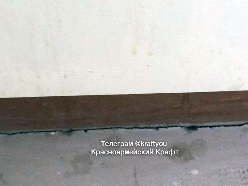 Цементный пол в дачном доме треснул.