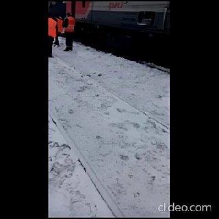 Специальный снегоочистительный поезд сошел с рельс в Волоколамске