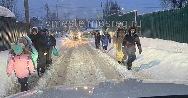 По проезжей части ходят в школу дети в Дедовске