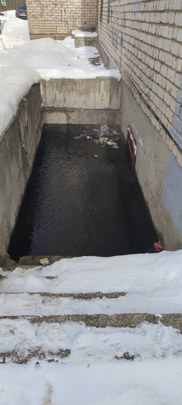 Канализацией затоплен подвал дома на Западной ул. в Электростали