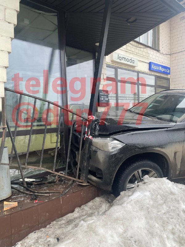 ДТП в Раменском — машина врезалась в здание 19.03.2024
