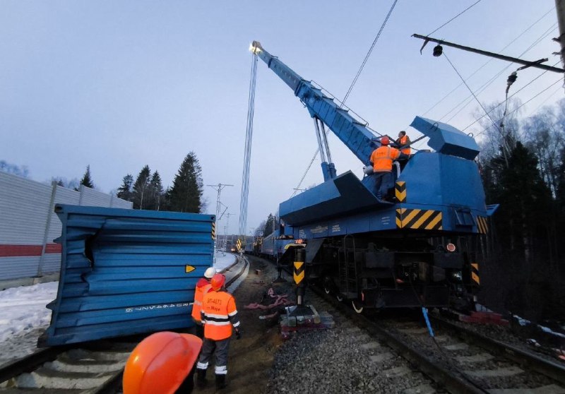 Вагоны товарного поезда сошли с рельсов в Дмитрове