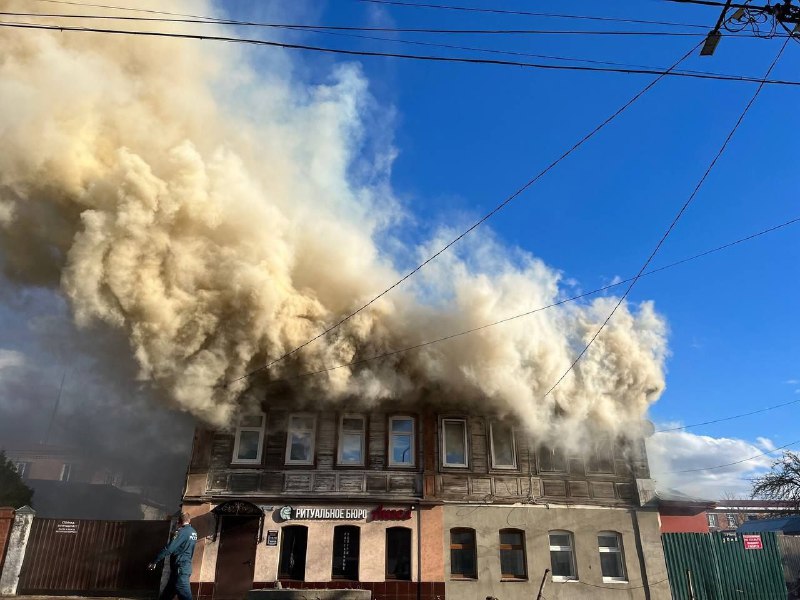 Пожар в Егорьевске — горит двухэтажный дом 03.04.2024