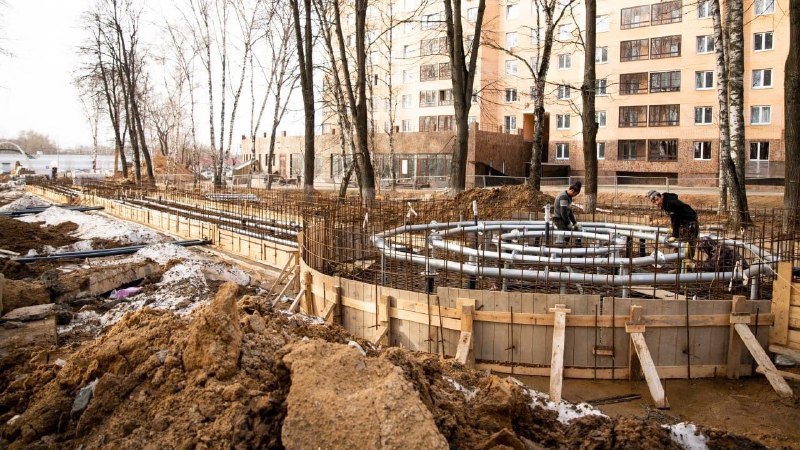 Чашу фонтанного комплекса возводят в Дмитрове