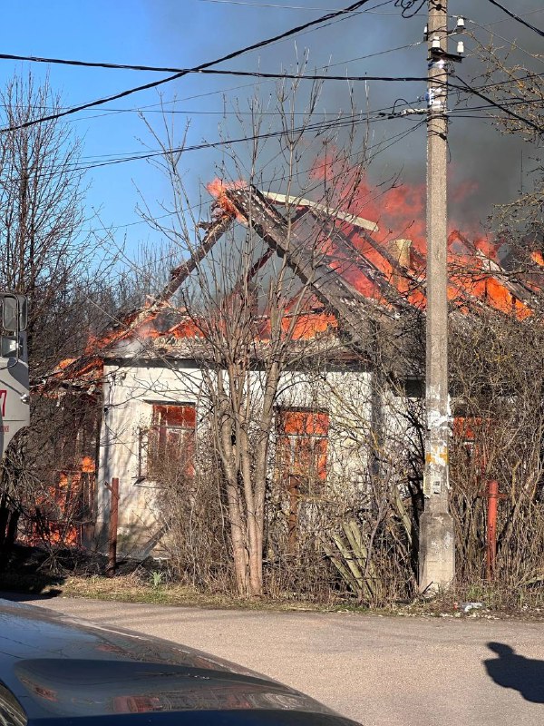 Пожар в Солнечногорске — горит дом 11.04.2024
