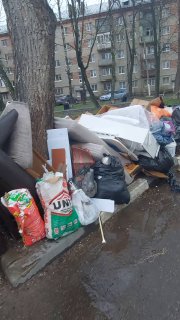 Двор завален мусором в Солнечногорске
