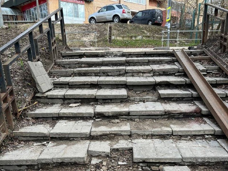 Лестница к Архитектурно-планировочному управлению развалилась в Солнечногорске