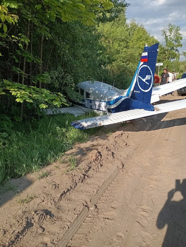 Самолет аварийно сел вдоль дороги в Лыткарино