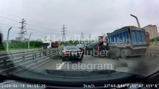 ДТП в Люберцах — самосвал повредил 10 машин 18.06.2024