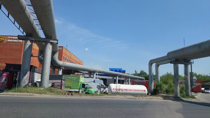 Газовую цистерну поставили под магистралями труб в Дзержинском